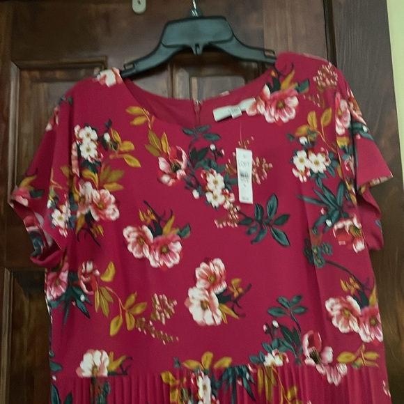 Loft midi dress crew neck with short sleeves soft pleats in skirt. - Picture 2 of 5